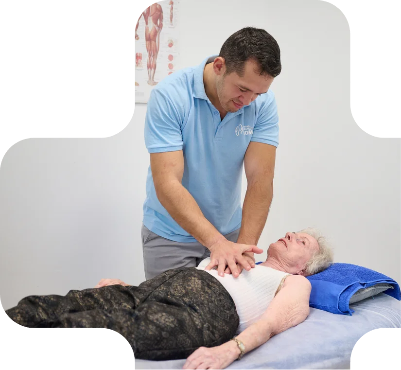 Fisioterapeuta tratando a un paciente en el Centro Terapéutico SOMA, El Albir