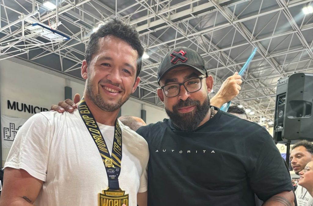 Equipo del Centro Terapéutico SOMA con el atleta campeón en La Nucía
