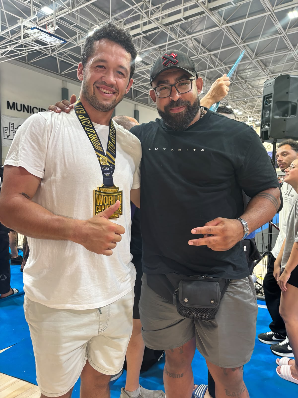 Jus Lauren con su medalla de oro de Jiu Jitsu junto al equipo del Centro Terapéutico SOMA en La Nucía